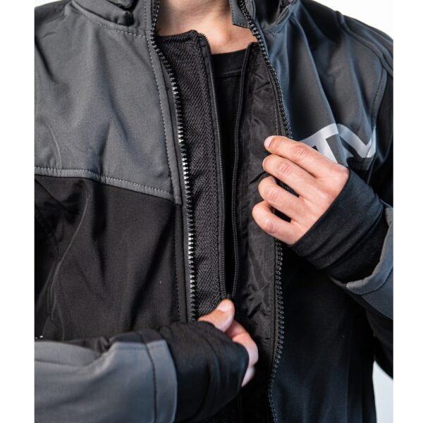 STAV GRAD SOFTSHELL TECH CON CAPUCHA NEGRA Y GRIS